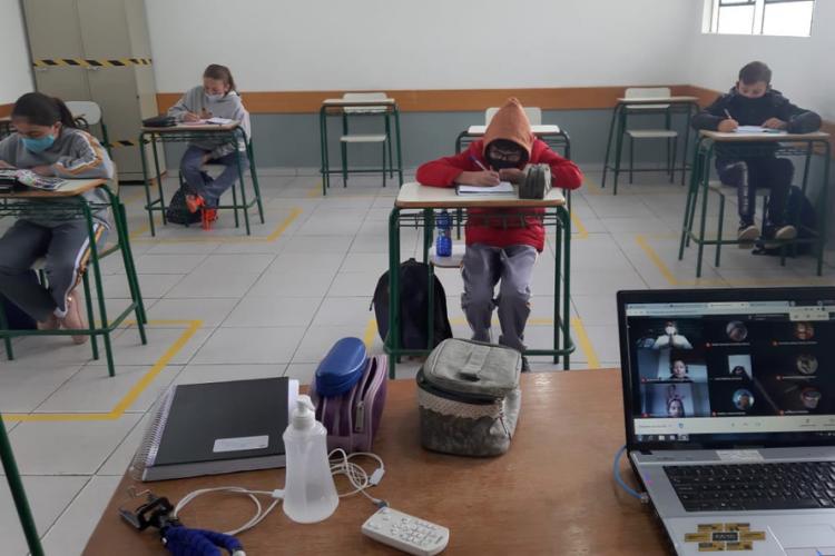 A Secretaria de Estado da Educação e do Esporte prepara para segunda-feira (24) a segunda rodada de abertura gradual dos colégios estaduais. Devem retornar às atividades presenciais, mantendo também o modelo híbrido, 627 escolas de 29 dos 32 Núcleos Regionais de Educação (NREs), elevando a abertura para 827 unidades, aproximadamente 40% das instituições da rede estadual de ensino.