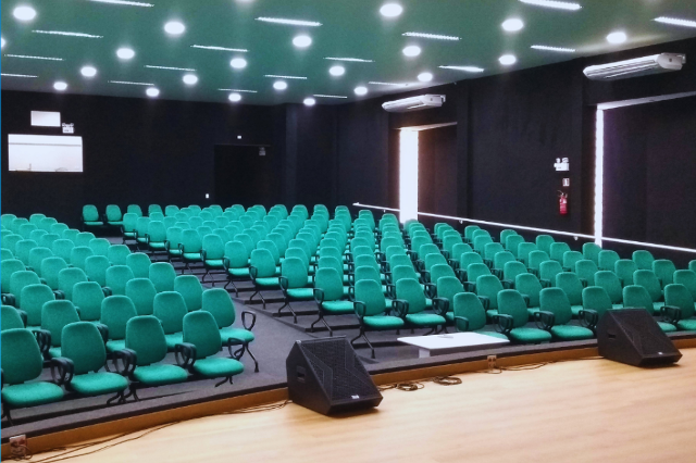 A Fundepar atua para adequar todos os ambientes escolares.  Inclusive das instituições de ensino que possuem anfiteatros. Em 2021, firmou-se contrato para o fornecimento de mais 3 mil longarinas com investimento de R$ 2,4 milhões.