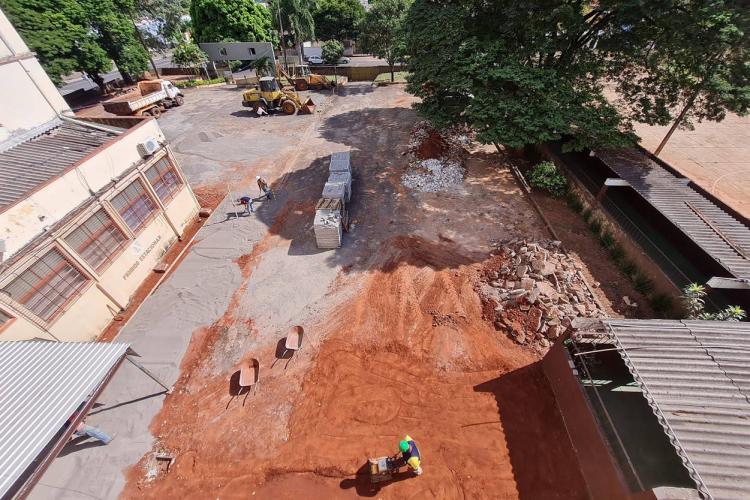 O Colégio Estadual de Paranavaí, no Noroeste do Paraná, está com obras em execução, com investimento que ultrapassa R$ 2 milhões. O colégio é histórico, fundado em 1954, e esta é a primeira grande reforma que recebe.