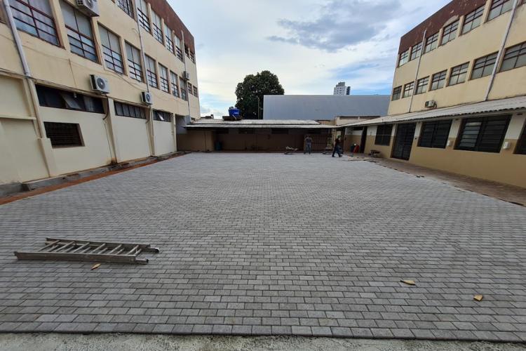 O Colégio Estadual de Paranavaí, no Noroeste do Paraná, está com obras em execução, com investimento que ultrapassa R$ 2 milhões. O colégio é histórico, fundado em 1954, e esta é a primeira grande reforma que recebe.