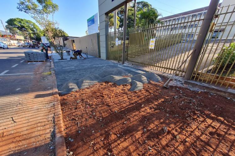 O Colégio Estadual de Paranavaí, no Noroeste do Paraná, está com obras em execução, com investimento que ultrapassa R$ 2 milhões. O colégio é histórico, fundado em 1954, e esta é a primeira grande reforma que recebe.