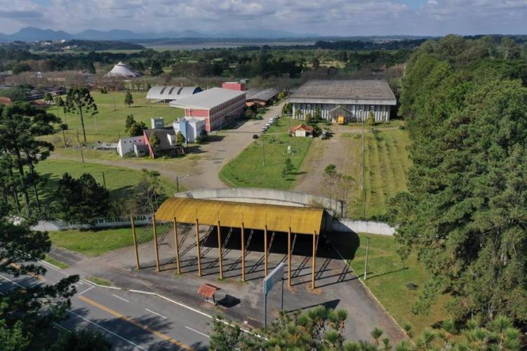 Ex-residência oficial dos governadores paranaenses, imóvel passará por melhorias estruturais para abrigar atividades voltadas à inovação no ensino técnico agrícola. Propriedade dará suporte às disciplinas do Centro Estadual de Educação Profissional Newton Freire Maia, que fica nas proximidades.