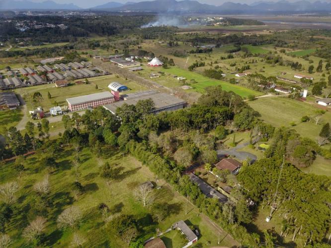 Ex-residência oficial dos governadores paranaenses, imóvel passará por melhorias estruturais para abrigar atividades voltadas à inovação no ensino técnico agrícola. Propriedade dará suporte às disciplinas do Centro Estadual de Educação Profissional Newton Freire Maia, que fica nas proximidades.