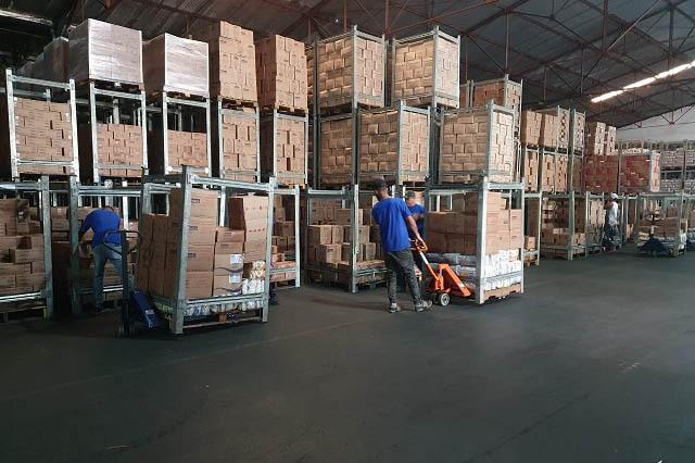 Para que a merenda chegue em cada escola de maneira adequada e em condições ideais de consumo uma grande logística é necessária. Todo o alimento não perecível como o arroz, feijão, macarrão, fubá e outros é separado, embalado e transportado para as mais de três mil instituições de ensino do estado.