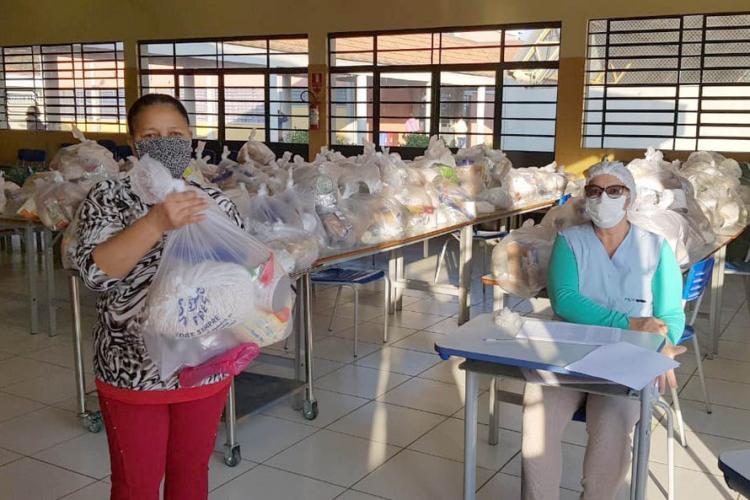 Os colégios estaduais do Paraná fazem nesta sexta-feira (25) a sétima entrega de alimentos às famílias mais vulneráveis da comunidade escolar. Mais uma vez a distribuição é de produtos da agricultura familiar. São 684 mil quilos em um investimento de R$ 4,2 milhões para cerca de 200 mil beneficiários nas mais de 2,1 mil escolas.