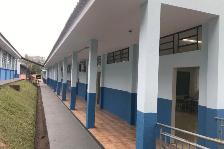 Nos últimos dois anos e meio, as reformas e construções de novas escolas nas cidades e no meio rural fiscalizadas pela Cohapar somam investimentos de R$ 48 milhões do Fundepar. Neste período, 105 obras foram concluídas e há outras 112 em execução, com perspectiva de novas contratações.