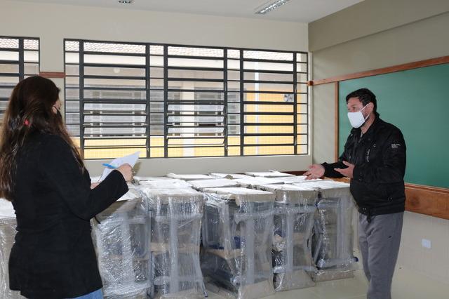 O Governo do Estado, por meio do Instituto Paranaense de Desenvolvimento Educacional – Fundepar, iniciou nesta semana a entrega de móveis, materiais e equipamentos para o Colégio Estadual do Campo Danilo Zanona Ribeiro, da localidade de Ribeirão Grande, em Campina Grande do Sul, na Região Metropolitana de Curitiba.