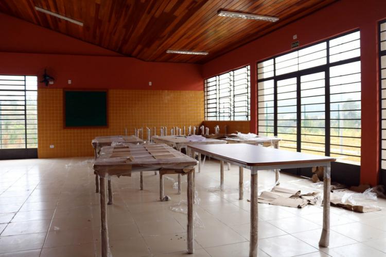 O Governo do Estado, por meio do Instituto Paranaense de Desenvolvimento Educacional – Fundepar, iniciou nesta semana a entrega de móveis, materiais e equipamentos para o Colégio Estadual do Campo Danilo Zanona Ribeiro, da localidade de Ribeirão Grande, em Campina Grande do Sul, na Região Metropolitana de Curitiba.