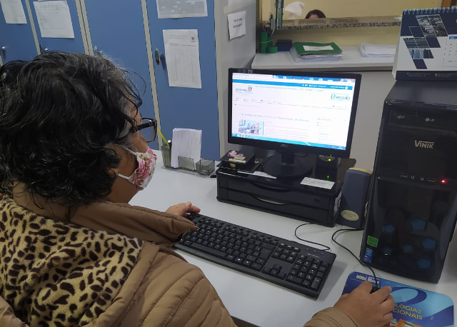 Quase duas mil merendeiras participam do curso a distância ‘‘Boas Práticas na Manipulação de Alimentação’’, iniciado no último mês de julho. O evento, que está na sua quarta edição, serve de formação continuada para os funcionários que atuam com a alimentação escolar nas instituições estaduais de ensino.