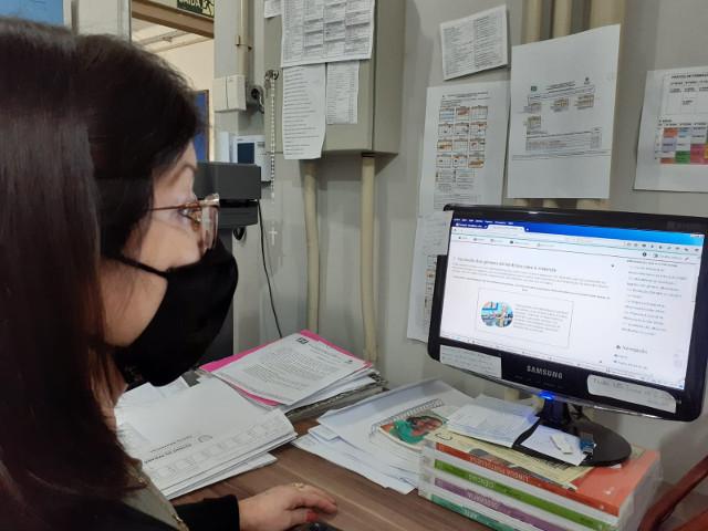 Quase duas mil merendeiras participam do curso a distância ‘‘Boas Práticas na Manipulação de Alimentação’’, iniciado no último mês de julho. O evento, que está na sua quarta edição, serve de formação continuada para os funcionários que atuam com a alimentação escolar nas instituições estaduais de ensino.