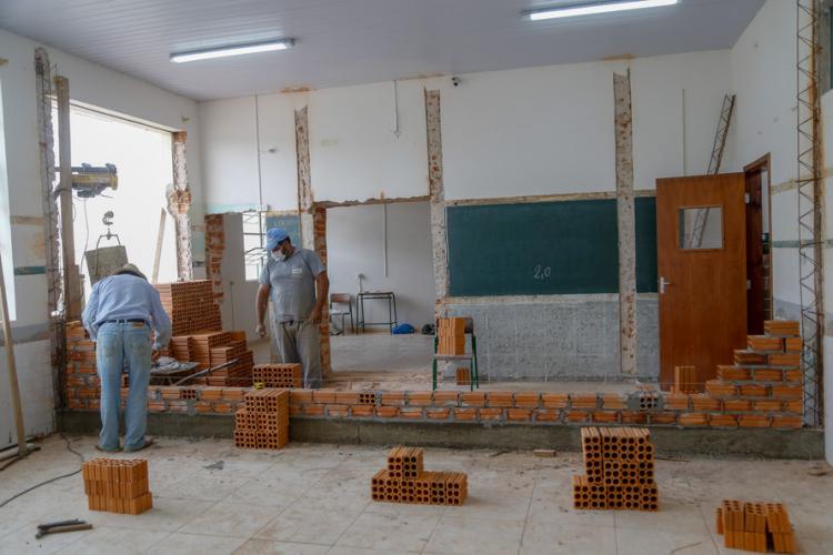 O Governo do Paraná investiu cerca de R$ 480 milhões em infraestrutura escolar nos primeiros seis meses de 2021. Mesmo com a pandemia, o Instituto Paranaense de Desenvolvimento Educacional (Fundepar) assegurou a aplicação de recursos em obras, alimentação escolar, transporte escolar, compra e distribuição de mobiliário e equipamentos, e no repasse de recursos financeiros a mais de 2,1 mil escolas estaduais.