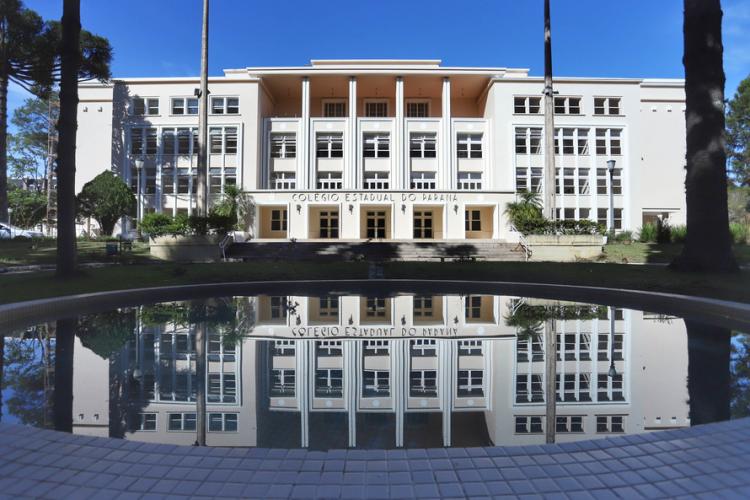 São 13 unidades, sendo seis em Curitiba e as demais em Paranaguá, Antonina, Ponta Grossa e Lapa que, além de representar um patrimônio arquitetônico, guardam parte da memória da educação paranaense. Elas foram tombadas pelo Governo do Estado ou pelo Iphan.