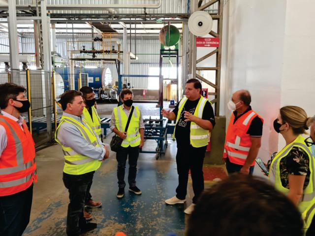 Profissionais da construção conhecem novos conceitos em obras em visita técnica.