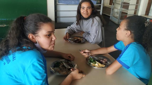 Com a volta às escolas, professores e funcionários puderam identificar os casos de fome ou insuficiência alimentar na rede estadual de ensino e, diante disso, estabelecer um plano de ação.