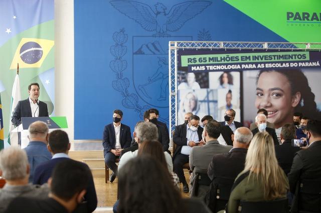 São 10.229 computadores para colégios estaduais de 146 municípios do Paraná, além de mais de 2 mil equipamentos de wi-fi que vão beneficiar os alunos de todas as instituições vinculadas à Secretaria de Estado da Educação e do Esporte. Investimento é de R$ 65 milhões.