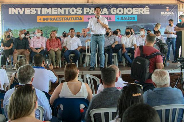 Governador libera R$ 28 milhões para escola, unidades de saúde e infraestrutura em Goioerê. Maior parte do investimento, na ordem de R$ 20,4 milhões, será para a construção do Colégio Agrícola Estadual Vila Progresso, na área rural do município. Cidade ganhará ainda postos de saúde, ambulância, barracão industrial, pavimentação, equipamentos para recreação e ações de sustentabilidade.