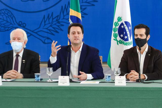 Governo do Estado propõe piso salarial de R$ 5,5 mil para todos os professores da rede pública.