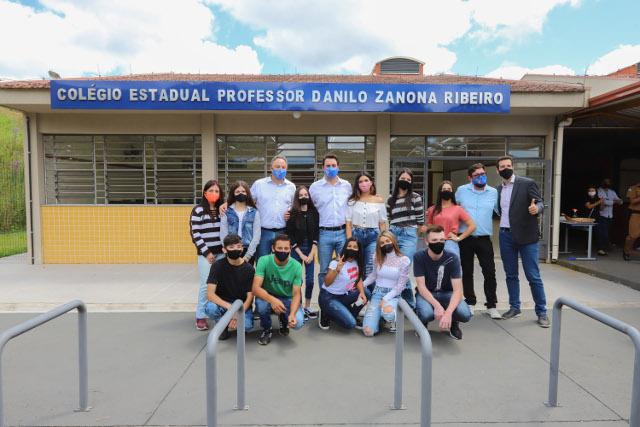A Operação Quadro Negro, um triste capítulo da educação no Paraná, está mais perto do fim. Nesta quarta-feira (16), o governador Carlos Massa Ratinho Junior entregou as obras do Colégio Estadual do Campo Professor Danilo Zanona Ribeiro, em Campina Grande do Sul, na Região Metropolitana de Curitiba (RMC). Na quinta (17), ele inaugura o Colégio Estadual William Madi, em Cornélio Procópio, na Região Norte.