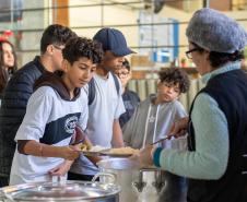 Programa que oferta três refeições nas escolas estaduais vai para o terceiro ano