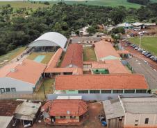 O Colégio Estadual Indígena Cacique Gregório Kaekchot, de Manoel Ribas, no Centro do Estado, ganhou uma quadra coberta e novas estruturas para atender os 750 alunos da Terra Indígena Ivaí, onde fica a escola. O governador Carlos Massa Ratinho Junior inaugurou a obra de ampliação, que recebeu investimento de R$ 2,36 milhões do Governo do Estado, por meio do Instituto Paranaense de Desenvolvimento Educacional (Fundepar)