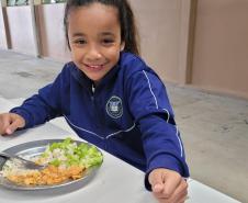 Com a oferta de três refeições por turno, o programa Mais Merenda leva maior variedade, sabor e nutrientes à alimentação escolar do Paraná.