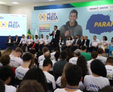 O Paraná formalizou a adesão ao programa Pé-de-Meia, do Ministério da Educação, que prevê o pagamento de uma poupança aos estudantes que cursam o ensino médio. A cerimônia de adesão aconteceu nesta quarta-feira (20), no Palácio Iguaçu, em Curitiba, com a presença do governador Carlos Massa Ratinho Junior e o ministro da Educação, Camilo Santana.