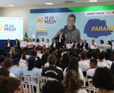 O Paraná formalizou a adesão ao programa Pé-de-Meia, do Ministério da Educação, que prevê o pagamento de uma poupança aos estudantes que cursam o ensino médio. A cerimônia de adesão aconteceu nesta quarta-feira (20), no Palácio Iguaçu, em Curitiba, com a presença do governador Carlos Massa Ratinho Junior e o ministro da Educação, Camilo Santana.