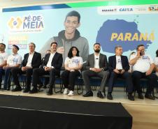 O Paraná formalizou a adesão ao programa Pé-de-Meia, do Ministério da Educação, que prevê o pagamento de uma poupança aos estudantes que cursam o ensino médio. A cerimônia de adesão aconteceu nesta quarta-feira (20), no Palácio Iguaçu, em Curitiba, com a presença do governador Carlos Massa Ratinho Junior e o ministro da Educação, Camilo Santana.