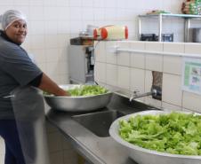 Governo entrega terceira remessa de alimentos para escolas estaduais