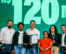 O governador Carlos Massa Ratinho Junior assinou nesta quinta-feira (22) a liberação de R$ 220 milhões para melhorar a estrutura das escolas da rede estadual do Paraná. 