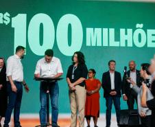 O governador Carlos Massa Ratinho Junior assinou nesta quinta-feira (22) a liberação de R$ 220 milhões para melhorar a estrutura das escolas da rede estadual do Paraná. 