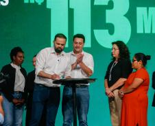 O governador Carlos Massa Ratinho Junior assinou nesta quinta-feira (22) a liberação de R$ 220 milhões para melhorar a estrutura das escolas da rede estadual do Paraná. 