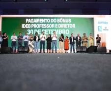 O governador Carlos Massa Ratinho Junior assinou nesta quinta-feira (22) a liberação de R$ 220 milhões para melhorar a estrutura das escolas da rede estadual do Paraná. 