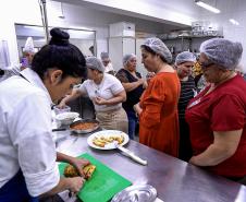 Preparação da merenda no Concurso Melhor Merenda Escolar do Paraná