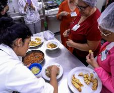 Preparação da merenda no Concurso Melhor Merenda Escolar do Paraná