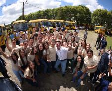Os 113 ônibus entregues nesta segunda-feira custaram R$ 46,4 milhões e são de dois modelos.