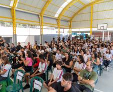 Aporte de R$ 570 mil: Estado entrega nova quadra esportiva em colégio de Curitiba