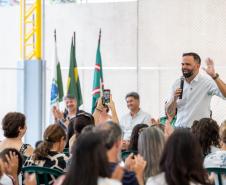 Aporte de R$ 570 mil: Estado entrega nova quadra esportiva em colégio de Curitiba
