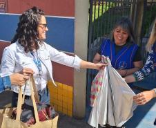 Entrega de guarda-chuvas