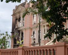 Serviços de limpeza do Instituto de Educação em Paranaguá