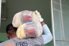 Os kits padronizados seguem determinação do Governo do Estado e auxilia na organização das entregas nas escolas e contribui para diminuir o contato com os produtos alimentícios porque já chegam embalados.