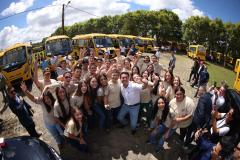 Os 113 ônibus entregues nesta segunda-feira custaram R$ 46,4 milhões e são de dois modelos.