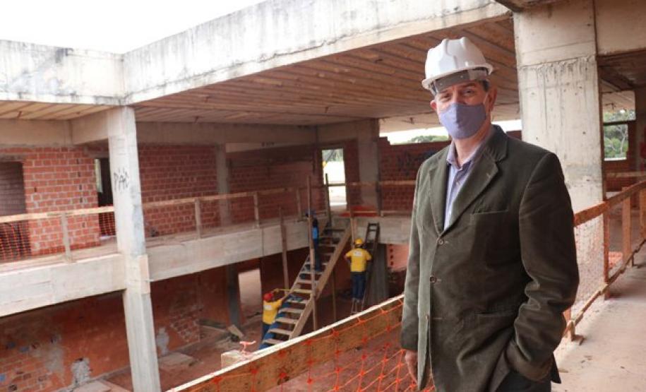 O Governo do Paraná retomou as três últimas obras que estavam paralisadas em decorrência da operação Quadro Negro, que apontou desvios de recursos na construção de prédios escolares. Além do investimento de cerca de R$ 11 milhões, a continuidade dos trabalhos ainda garante a manutenção de 100 empregos diretos nos canteiros, mesmo com pandemia da Covid 19.  Uma das obras é a construção do Centro Estadual de Educação Profissional de Campo Largo, Região Metropolitana de Curitiba. A obra foi paralisada em 2015.