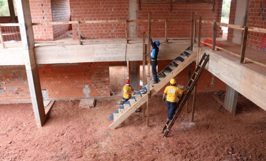 O Governo do Paraná retomou as três últimas obras que estavam paralisadas em decorrência da operação Quadro Negro, que apontou desvios de recursos na construção de prédios escolares. Além do investimento de cerca de R$ 11 milhões, a continuidade dos trabalhos ainda garante a manutenção de 100 empregos diretos nos canteiros, mesmo com pandemia da Covid 19.  Uma das obras é a construção do Centro Estadual de Educação Profissional de Campo Largo, Região Metropolitana de Curitiba. A obra foi paralisada em 2015.