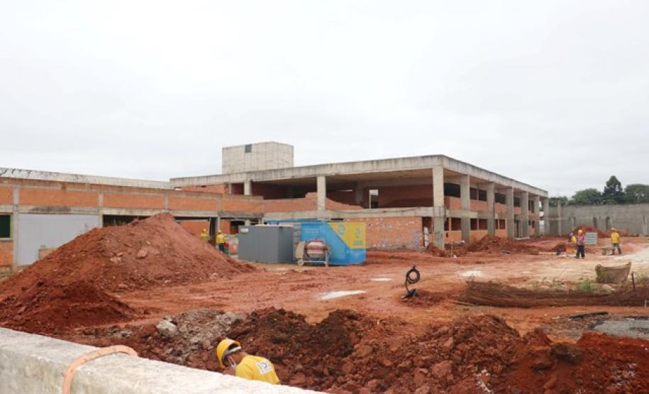 O Governo do Paraná retomou as três últimas obras que estavam paralisadas em decorrência da operação Quadro Negro, que apontou desvios de recursos na construção de prédios escolares. Além do investimento de cerca de R$ 11 milhões, a continuidade dos trabalhos ainda garante a manutenção de 100 empregos diretos nos canteiros, mesmo com pandemia da Covid 19.  Uma das obras é a construção do Centro Estadual de Educação Profissional de Campo Largo, Região Metropolitana de Curitiba. A obra foi paralisada em 2015.