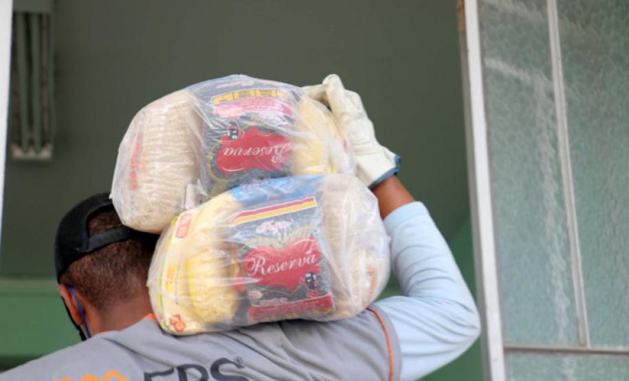 Os kits padronizados seguem determinação do Governo do Estado e auxilia na organização das entregas nas escolas e contribui para diminuir o contato com os produtos alimentícios porque já chegam embalados.