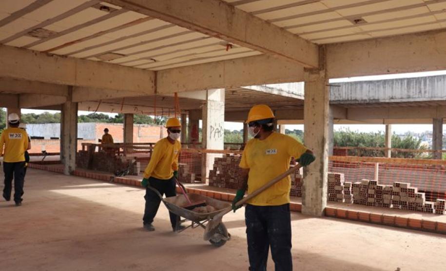 O Governo do Paraná retomou as três últimas obras que estavam paralisadas em decorrência da operação Quadro Negro, que apontou desvios de recursos na construção de prédios escolares. Além do investimento de cerca de R$ 11 milhões, a continuidade dos trabalhos ainda garante a manutenção de 100 empregos diretos nos canteiros, mesmo com pandemia da Covid 19.  Uma das obras é a construção do Centro Estadual de Educação Profissional de Campo Largo, Região Metropolitana de Curitiba. A obra foi paralisada em 2015.