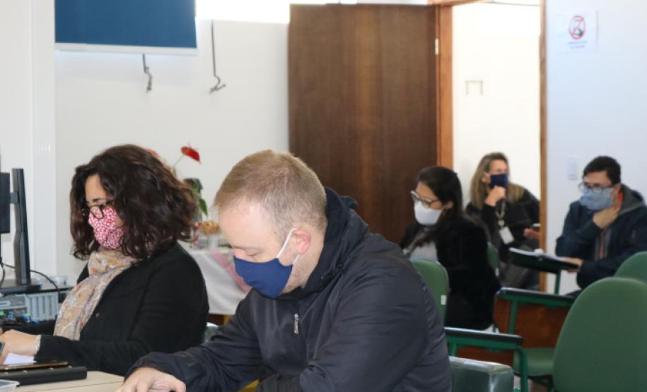 O diretor-presidente do Instituto Paranaense de Desenvolvimento Educacional – Fundepar, José Maria Ferreira, apresentou os balanços e demonstrativos da prestação de contas e aplicações de recursos orçamentários de 2019 da entidade durante reunião ordinária do Conselho de Administração da Fundepar, realizada na quarta-feira (27), em Curitiba.