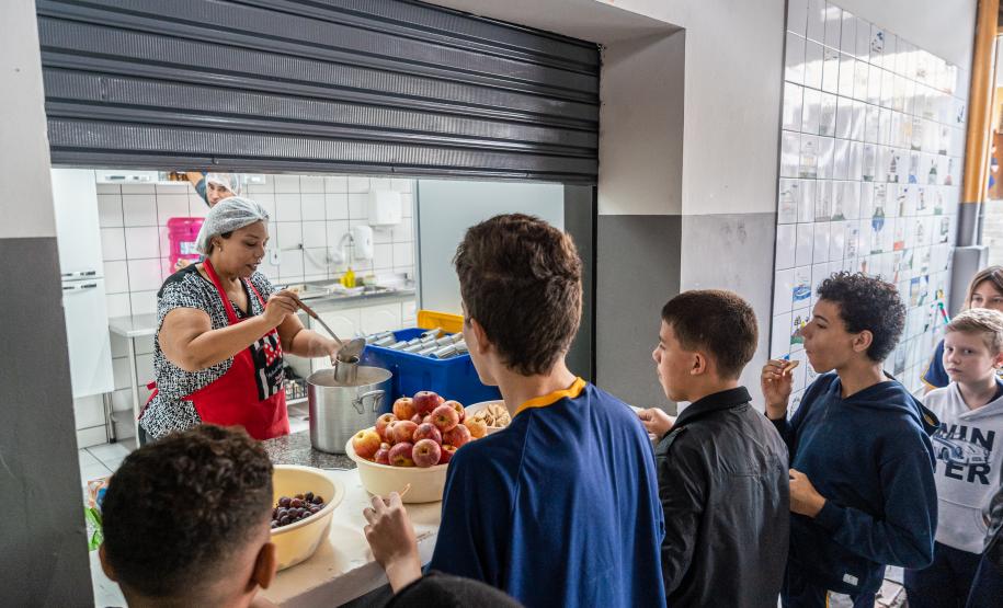 Programa que oferta três refeições nas escolas estaduais vai para o terceiro ano