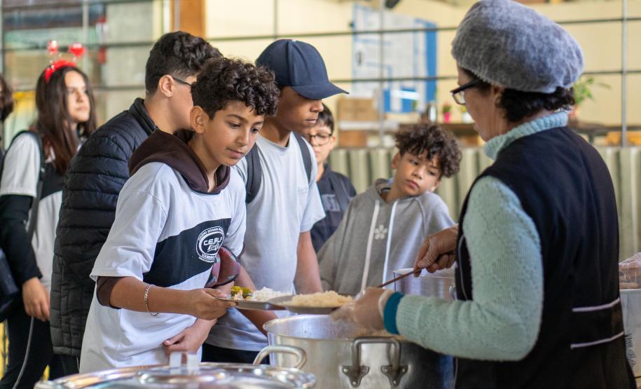 Programa que oferta três refeições nas escolas estaduais vai para o terceiro ano